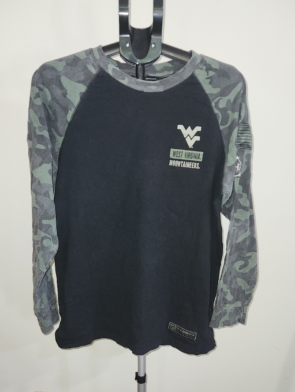 West Virginia OHT Mountaineers Men's Black & Camouflage Raglan Shirt. Size XL